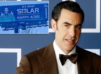 Nypost.com: Sacha Baron Cohen stáhl žalobu proti prodejci konopí který ho použil na reklamní billboard