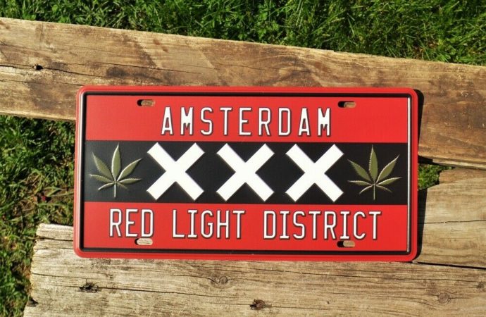 Zákaz kouření konopí ve venkovních prostorech v amsterdamské čtvrti Red Light začne tento měsíc