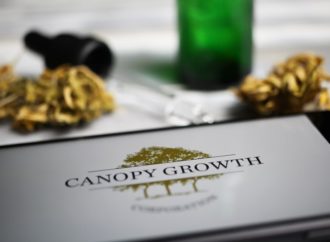 Akcie konopné společnosti Canopy Growth se po oznámení plánu na snížení dluhu propadly