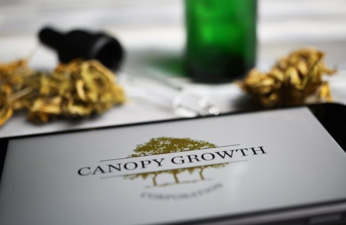 Akcie konopné společnosti Canopy Growth se po oznámení plánu na snížení dluhu propadly