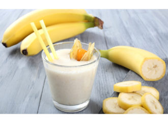 Mňam: Vydatný mléčný banánový koktejl s konopným proteinem
