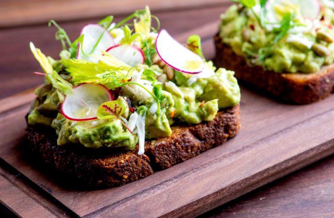 Mňam: Konopné Guacamole Bruschetta