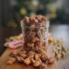 Kandované skořicové ořechy s konopnými semínky